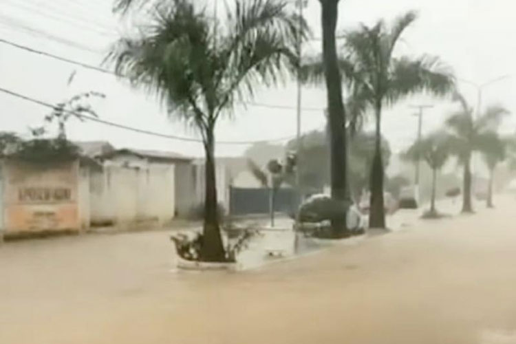 Chuva forte causa pontos de alagamento na cidade de Rio de Contas