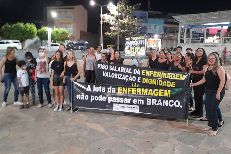 Brumado: Com canto de protesto, enfermeiros promovem manifestação em praça pública