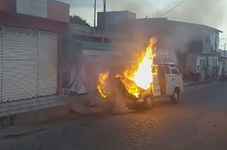 Kombi com carga de vassouras é destruída em incêndio na cidade de Itapetinga