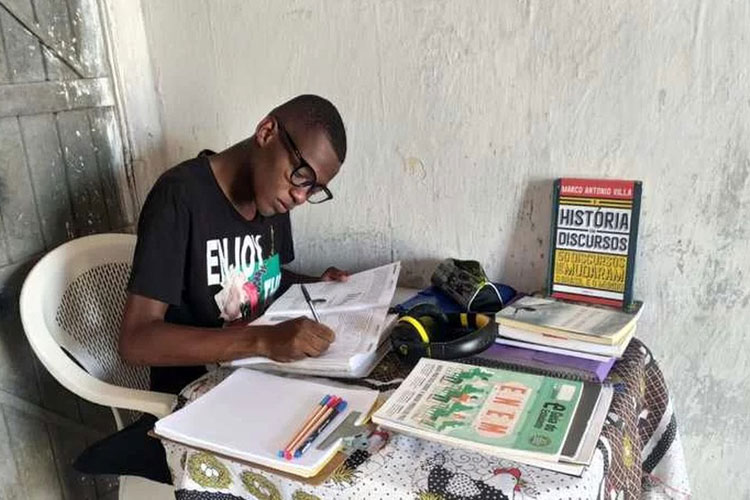 Jovem baiano que estudou em casa sem energia elétrica passa em medicina em universidade federal