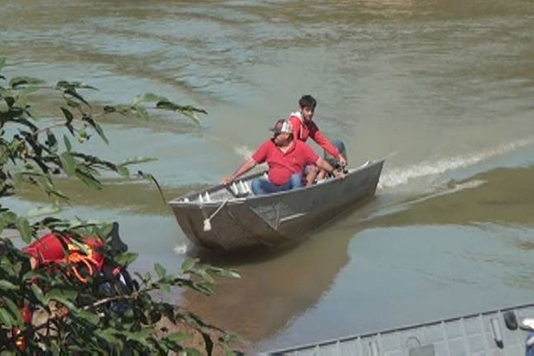 Pai tenta salvar filho de 6 anos em rio e os dois morrem afogados