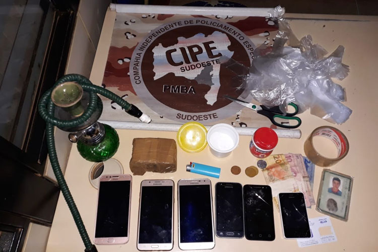 Suspeito de traficar drogas é preso em praça na cidade de Paramirim