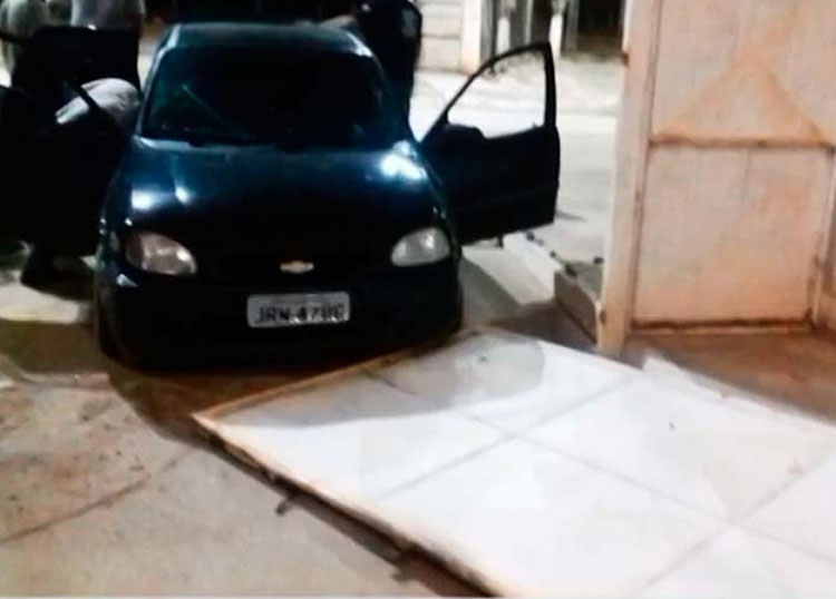Homem invade presídio com carro para libertar filho em Teixeira de Freitas