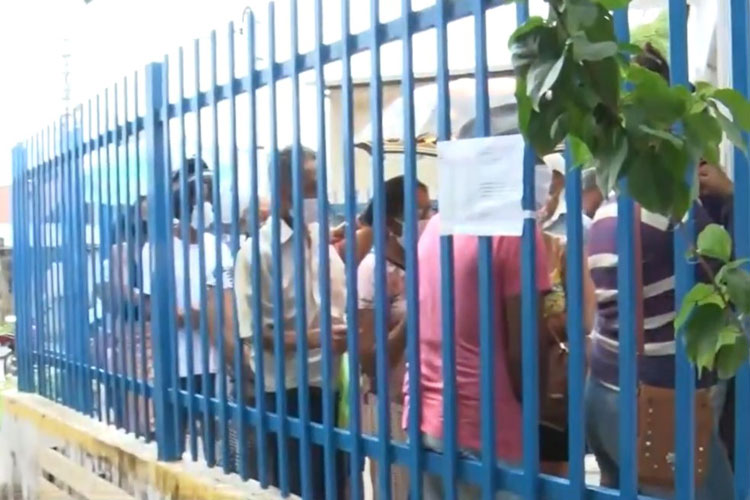 Moradores de Teixeira de Freitas dormem em fila para marcação de exames e consultas pelo SUS