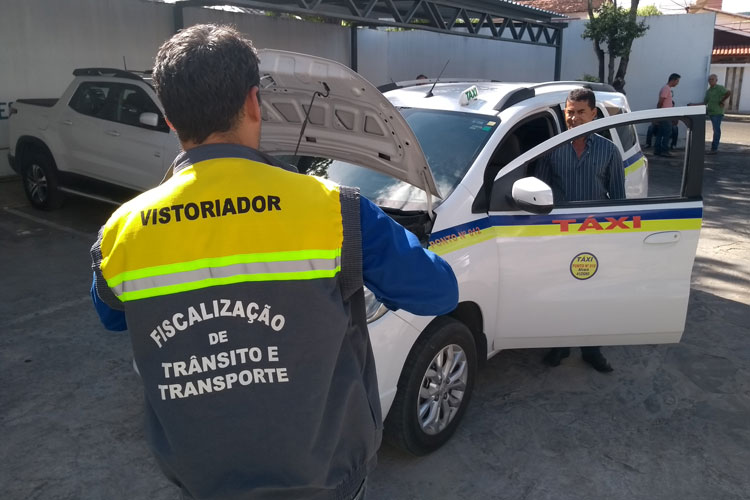 SMTT inicia vistoria na frota regular de táxi em Brumado