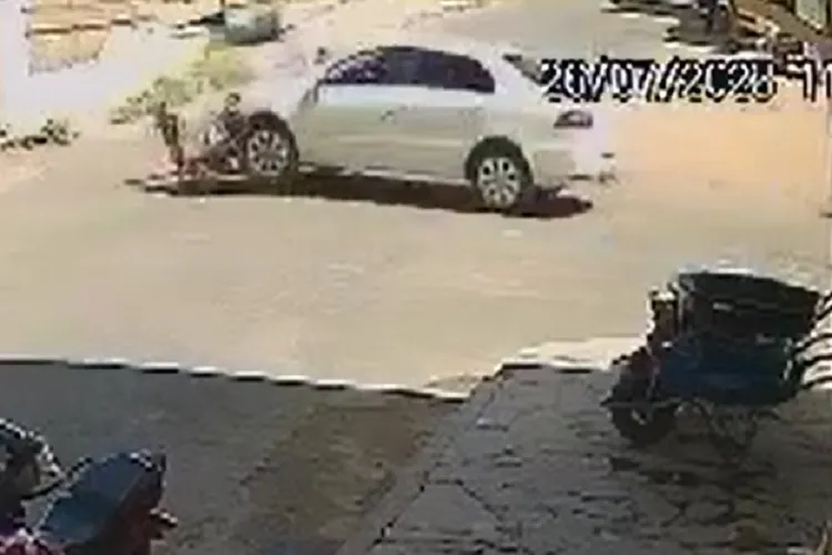 Vídeo mostra motociclista sendo atingida por carro em Guanambi