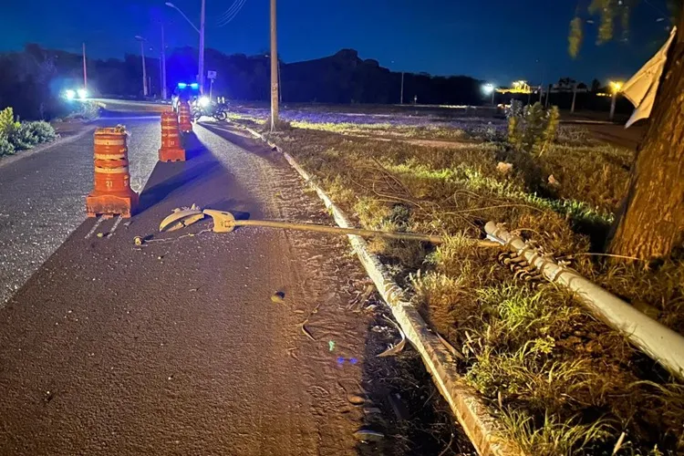 Motorista derruba poste de iluminação com carro na Avenida do Trabalho em Guanambi