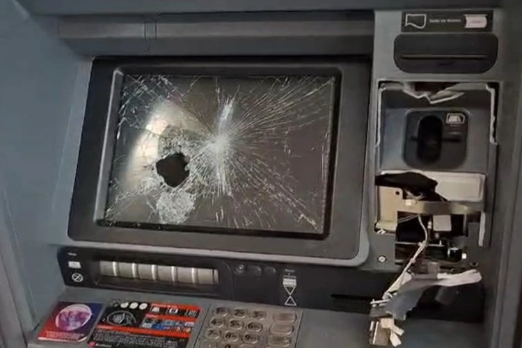 Homem com problemas psicológicos depreda caixas eletrônicos em Boquira