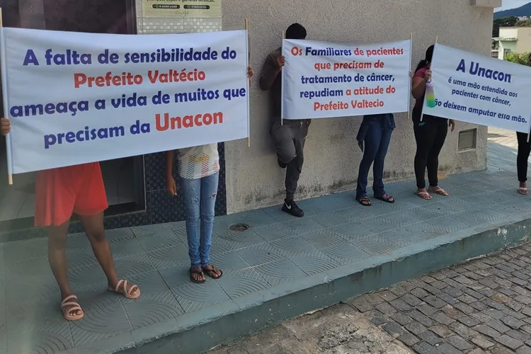 Caetité: Prefeito pede escolta policial para fugir de embate com manifestantes sobre a Unacon