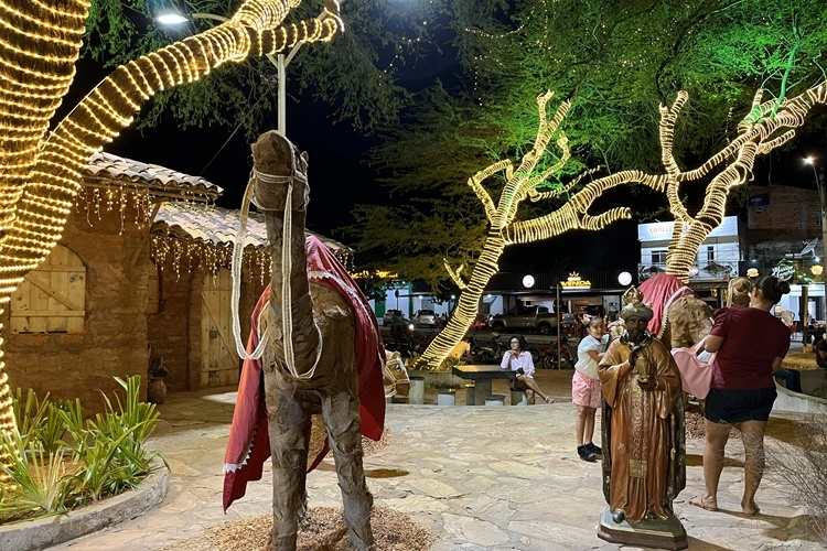 Guanambi inaugura tradicional decoração natalina e comércio vive aquecimento