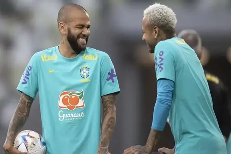 Daniel Alves devolve a Neymar R$ 817 mil usados para diminuir a pena