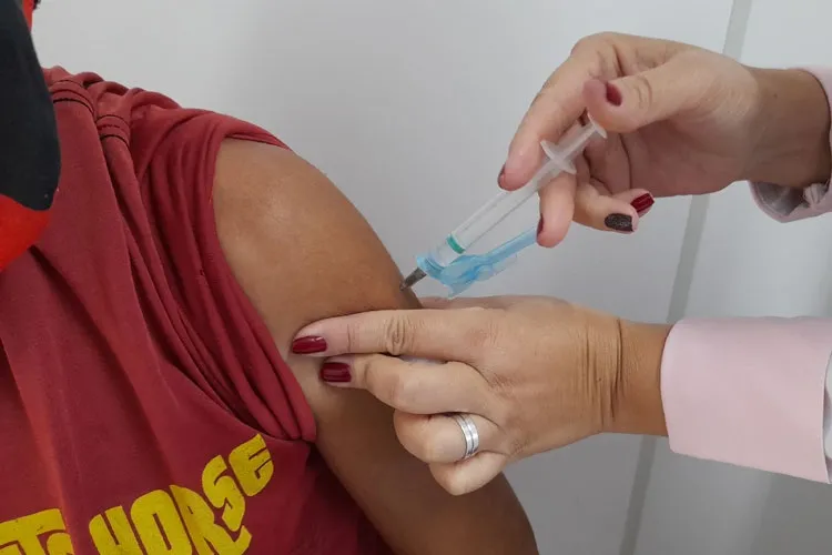 Macaúbas inicia prevenção contra gripe com mais de 1300 doses da vacina