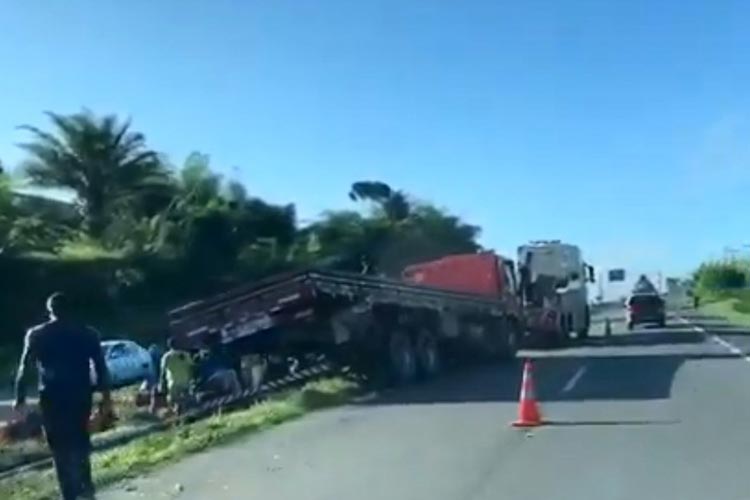 Caminhão que transportava carga de frutas tomba na BR-324 e carga é saqueada