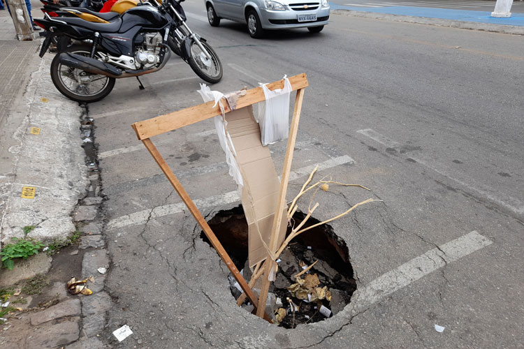 Buraco se aprofunda, gerando medo e transtorno no centro de Brumado