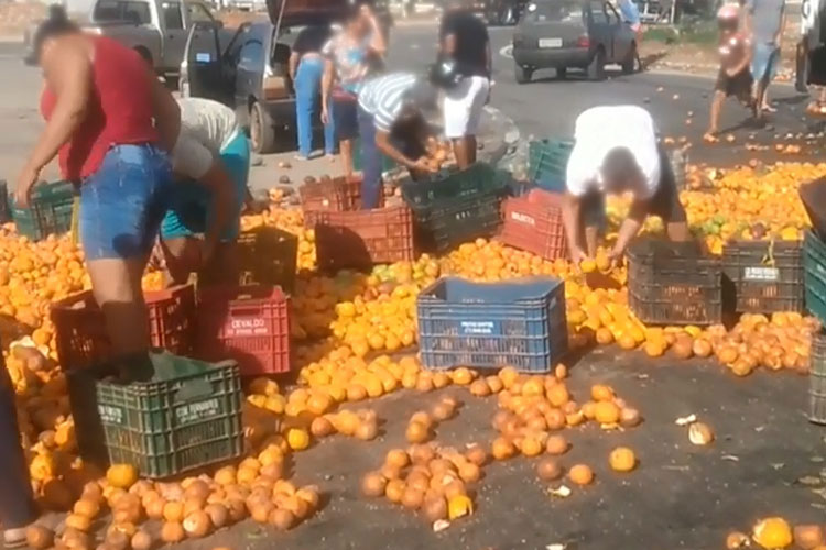 Caminhão carregado com frutas tomba na rótula da BA-262 com a BR-030 em Brumado