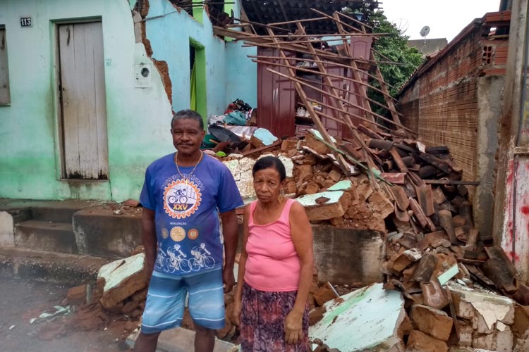 Brumado: Casa desaba sobre idoso e família fica desabrigada no Bairro Dr. Juracy