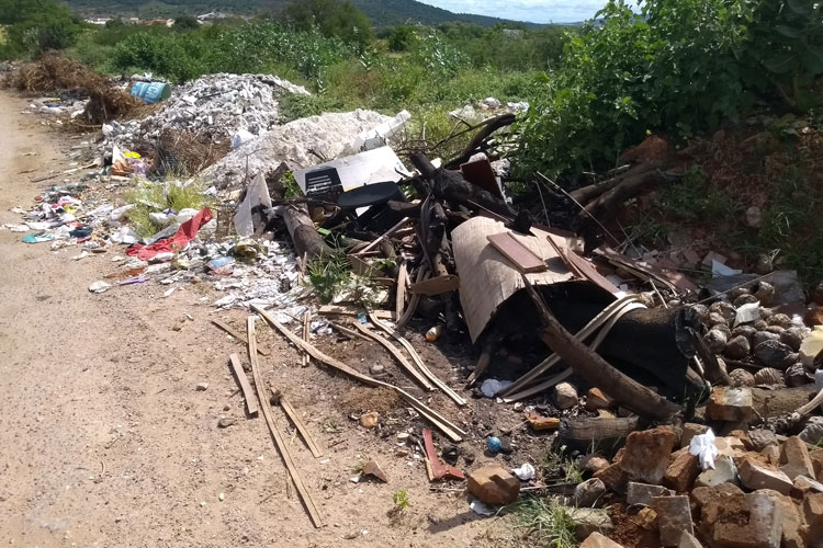 Brumado: Despejo irregular de lixo gera transtornos na Albertino Barreto