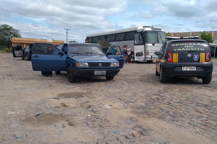 Fugindo da pandemia em São Paulo, ônibus com passageiros para em barreira sanitária em Brumado