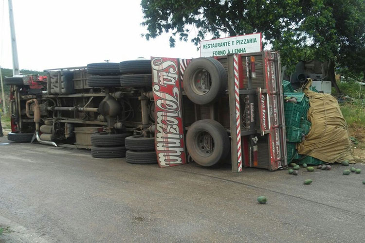 Caminhão carregado com manga tomba na cidade de Rio de Contas