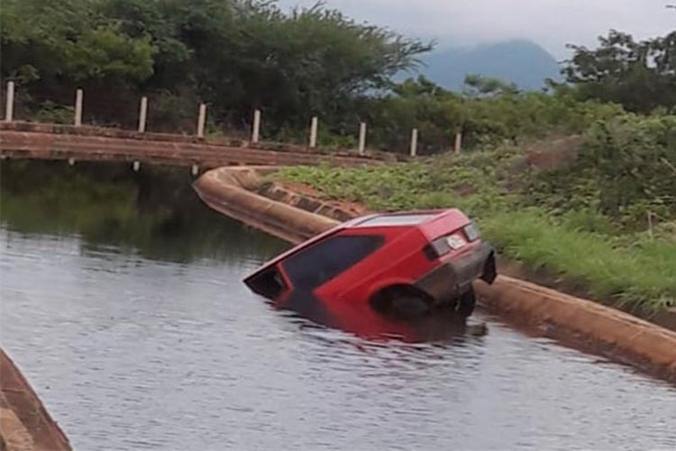 Livramento de Nossa Senhora: Veículo cai dentro de canal de irrigação