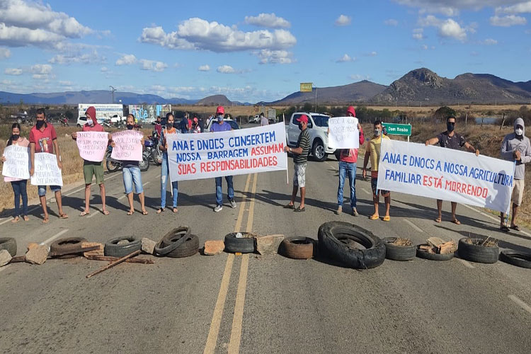 Dom Basílio: Lavradores protestam e cobram do DNOCS liberação da água da Barragem do Paulo