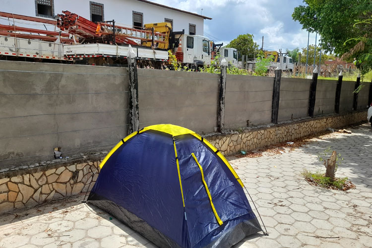 Operários demitidos completam 35 dias acampados na porta da Endicon em Brumado