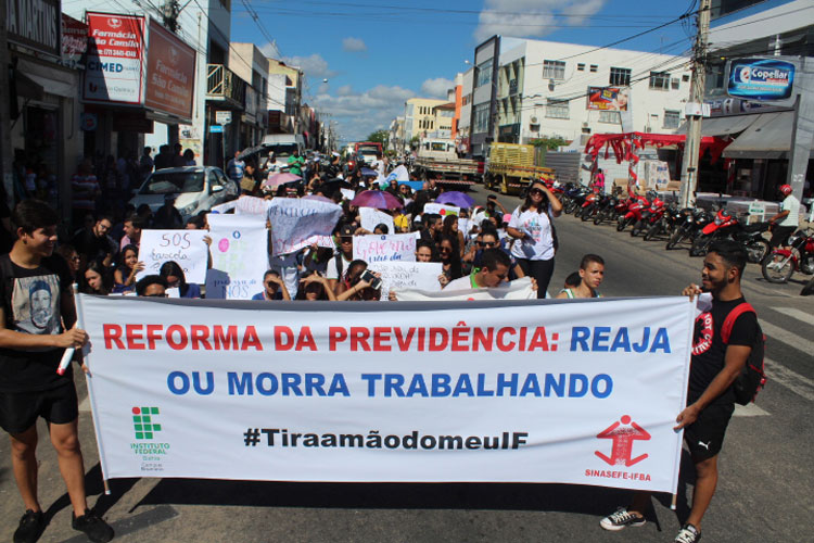 Paralisação nacional leva professores, alunos e sindicalistas em protesto as ruas de Brumado