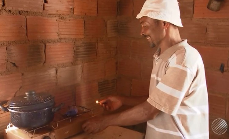 Produtor rural transforma estrume de porco em gás de cozinha em Andaraí