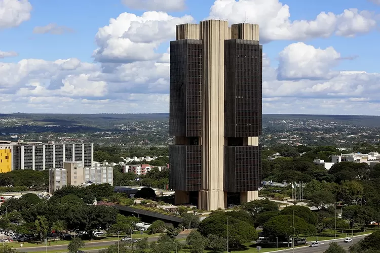 Banco Central mantém taxa de juros em 13,75% apesar de pressão do governo