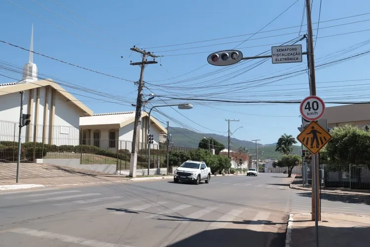 SMTT instala detector de avanço de sinal no semáforo da João Paulo I em Brumado