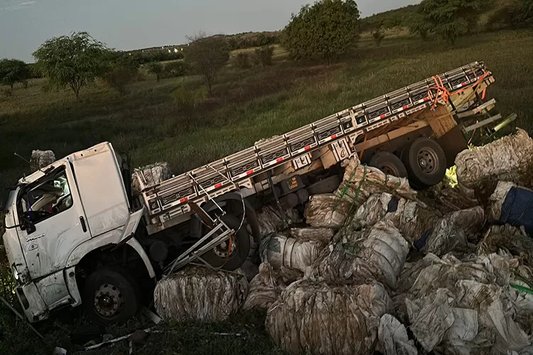 Caminhoneiro de 33 anos morre após capotamento na BA-142 em Tanhaçu