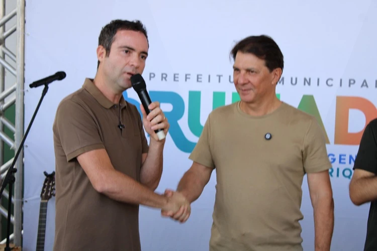 Brumado: Prefeito inaugura quadras e anuncia novas praças na região de Ubiraçaba