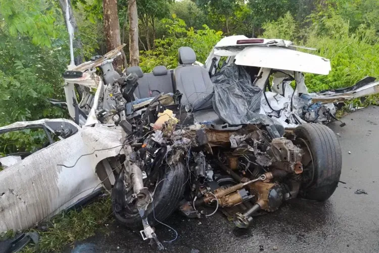 Três pessoas morrem após colisão entre caminhonete e caminhão em Ibotirama