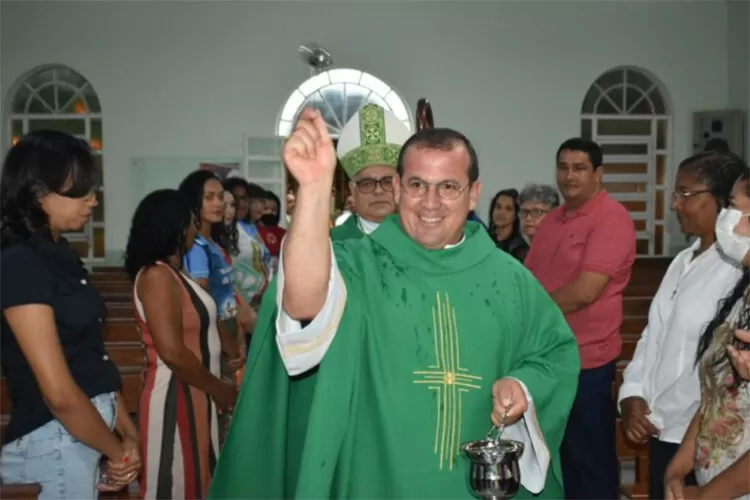 Cerimônia de posse de novo pároco é celebrada na Paróquia São Geraldo Majella em Guanambi