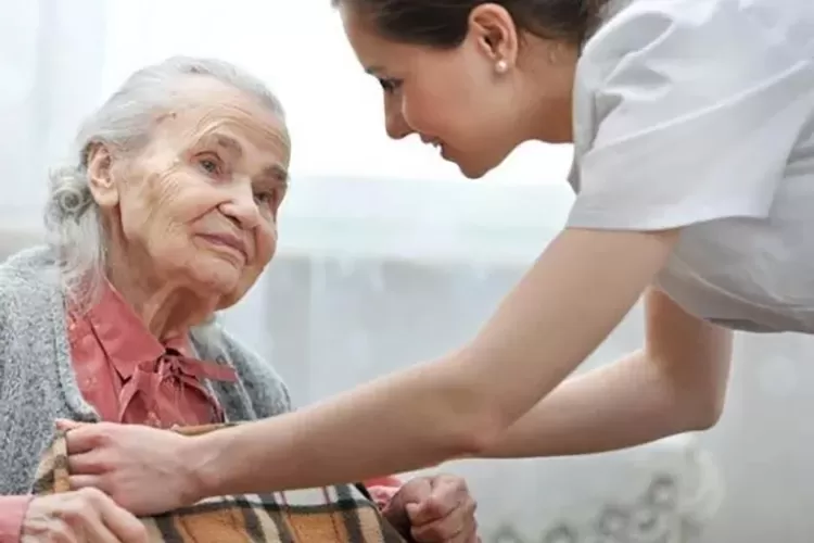 Com alta de 547%, cuidador de idoso é a profissão que mais cresce no país