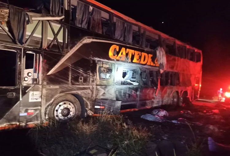 Acidente com ônibus deixa quatro mortos e vinte feridos em Correntina
