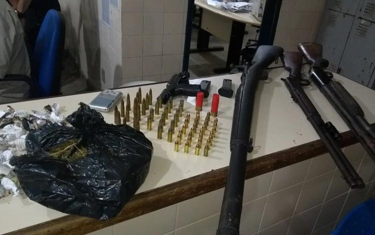 Ação policial apreende fuzil, espingarda, pistola, munições e drogas em casa da cidade de Valença