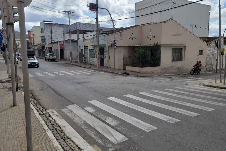 Brumado: Transeuntes cobram sinaleira de pedestres em conjunto semafórico na Exupério Canguçu