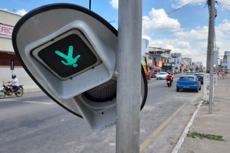 Sinaleira de pedestre do semáforo fica pendurada em fio no centro de Brumado