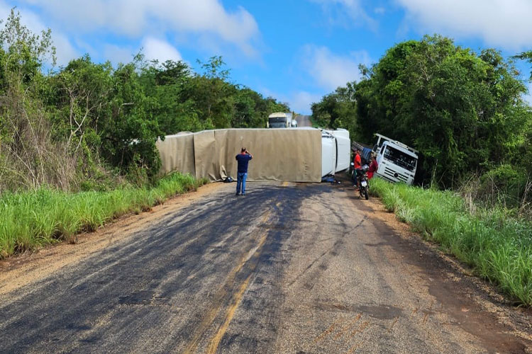 Caculé: Motorista perde o controle e tomba carreta na BA-026