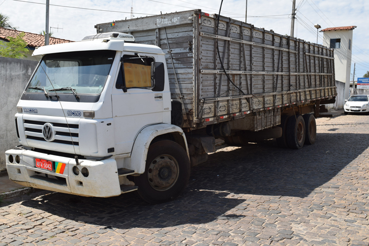 Caminhão suspeito de ser usado em roubo de gado é apreendido em Brumado