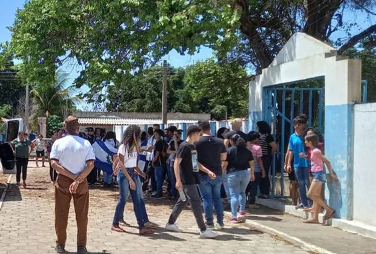 Cadeirante morta por colega em ataque a escola é sepultada sob comoção em Barreiras