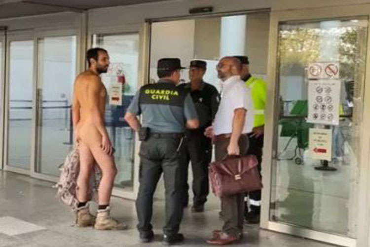 Homem vai nu a tribunal após ser condenado por ir pelado à delegacia na Espanha