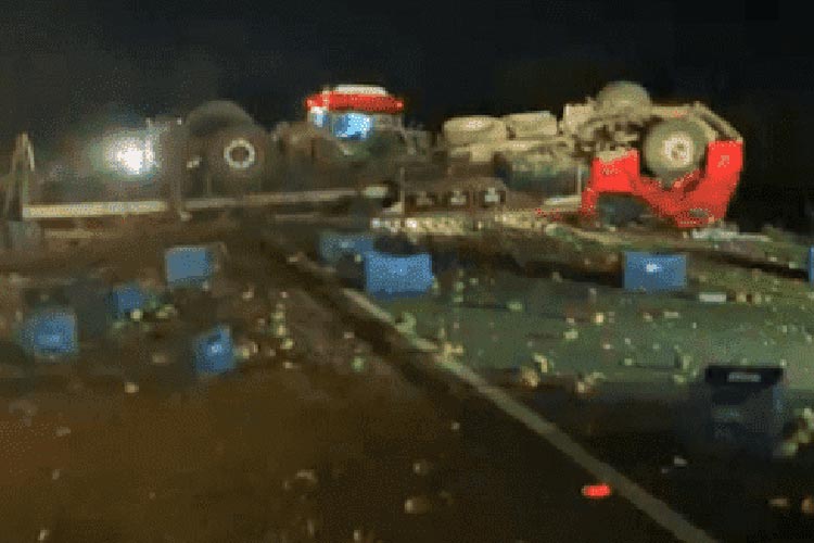 Ituaçu: Acidente fatal na BA-142 mata motorista de caminhão carregado com manga