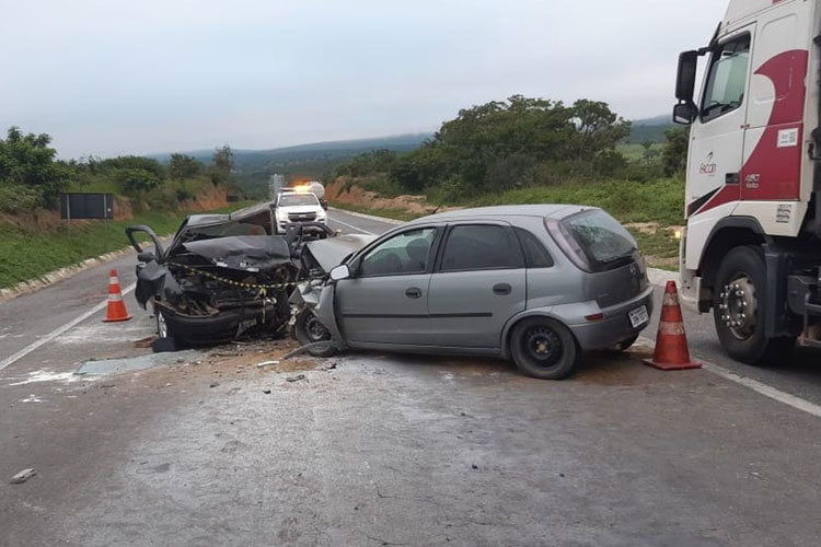 Dois homens morrem e três pessoas ficam feridas após batida entre carros na BR-116 no sudoeste baiano