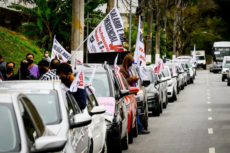 Professores de São Paulo fazem carreata contra volta às aulas presenciais