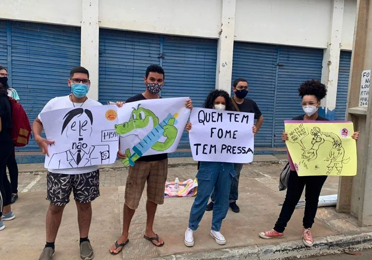 Grupo protesta contra presidente Jair Bolsonaro em Brumado