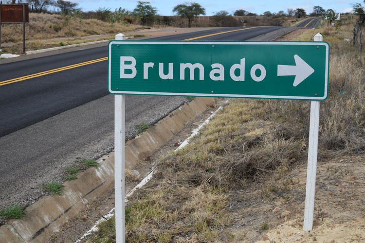 Prefeito de Brumado e deputado Luciano Ribeiro viabilizam recuperação asfáltica em Brumado