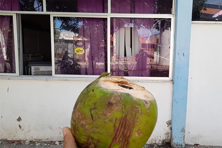 Homem volta a atacar e quebra janela da prefeitura de Brumado com um coco