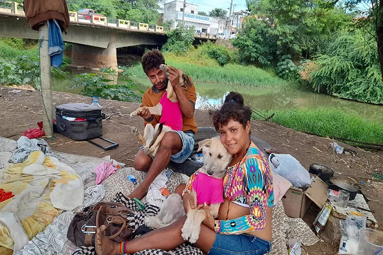 Brumado: Casal alojado debaixo de ponte precisa de ajuda para retornar à terra natal